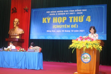 Đại diện UBND tỉnh Đồng Nai trình bày tờ trình quy định chính sách học phí học kỳ 1 năm học 2021 - 2022.