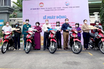 Người dân có hoàn cảnh khó khăn được trao phương tiện sinh kế tại buổi lễ.