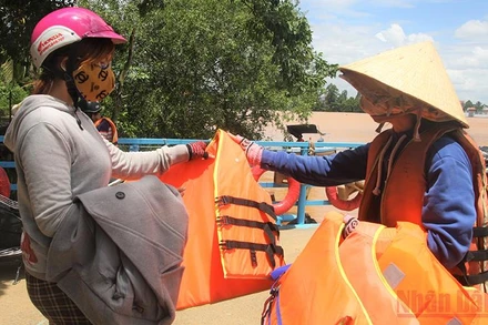 Khách đi phà từ Đồng Nai qua Bình Dương.