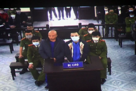 Đường “Nhuệ” và Tiến “trắng” tại phiên tòa. (Ảnh chụp qua màn hình)