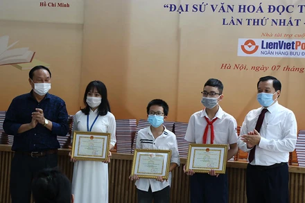 Trao giải cho các em đạt giải cao trong cuộc thi.