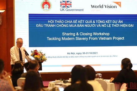Ông Mark Holton, Trưởng Bộ phận Nhập cư - Di cư, Đại sứ quán Anh, phát biểu tại hội thảo.