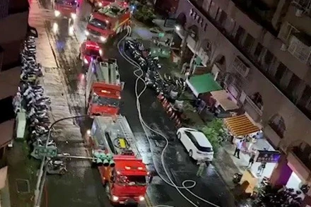 Xe cứu hỏa xếp hàng bên ngoài tòa chung cư bị hỏa hoạn. (Ảnh: Reuters)