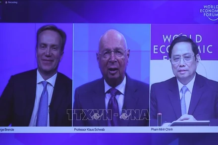 Chủ tịch WEF Borge Brende (trái) và Chủ tịch điều hành và Nhà sáng lập Diễn đàn Kinh tế thế giới (WEF) Giáo sư Klaus Schwab (giữa) cùng Thủ tướng Chính phủ Phạm Minh Chính đồng chủ trì Đối thoại chiến lược quốc gia giữa Việt Nam và WEF. Ảnh: TTXVN