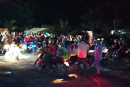 Người dân Cà Mau trở về quê đông đúc vào rạng sáng 2/10, trên tuyến đường Xuyên Á, giáp ranh tỉnh Kiên Giang. 