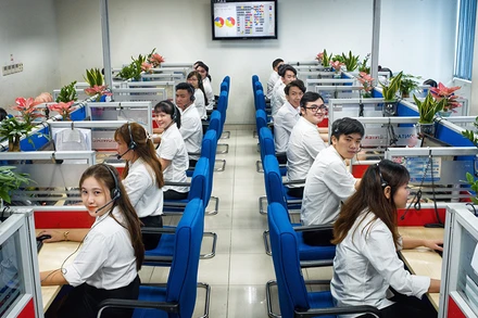 Nhân viên Trung tâm Chăm sóc khách hàng của EVNHCMC. (Ảnh chụp trước thời điểm dịch Covid-19 bùng phát)