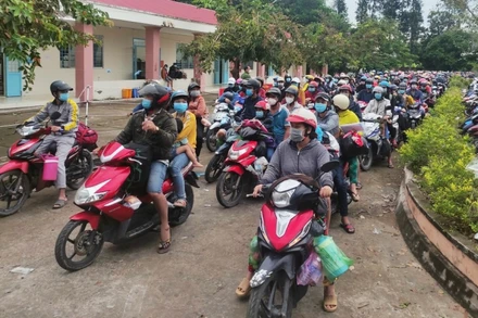 Các công dân từ TP Hồ Chí Minh và các tỉnh phía nam khi về đến Kinh B, huyện Tân Hiệp (Kiên Giang).