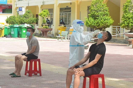 Xét nghiệm Covid-19 cho người dân đang cách ly tập trung.