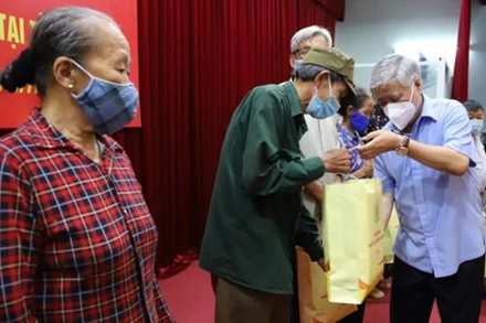 Chủ tịch Ủy ban MTTQ Việt Nam Đỗ Văn Chiến trao quà cho nạn nhân chất độc da cam/dioxin có hoàn cảnh khó khăn trên địa bàn TP Thái Bình, tỉnh Thái Bình. (Ảnh: Hương Diệp)