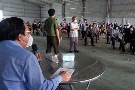 Lãnh đạo tỉnh Long An vận động người lao động ở lại làm việc.