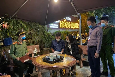 Đoàn kiểm tra của TP Hạ Long và lực lượng chức năng kiểm tra nhà hàng Hồng Hạnh 2, phường Hồng Hải.