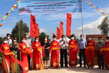 Cắt băng khánh thành và bàn giao cầu giao thông nông thôn trên địa bàn thị xã Kiến Tường, tỉnh Long An.