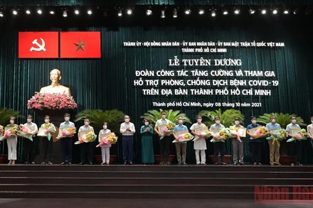 Lãnh đạo thành phố trao bằng khen cho các tập thể hỗ trợ TP Hồ Chí Minh phòng, chống dịch.