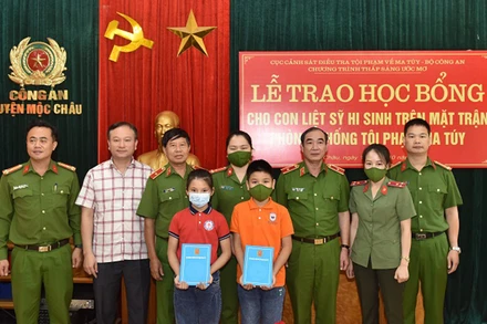 Chương trình Thắp sáng ước mơ trao học bổng tặng con của các liệt sĩ hy sinh trong đấu tranh chống tội phạm về ma túy.