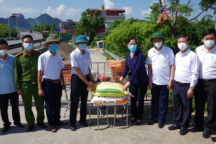 Đồng chí Lê Thị Thủy, Bí thư tỉnh ủy Hà Nam kiểm tra công tác phòng, chống dịch và tặng quà khu dân cư bị phong tỏa tại huyện Kim Bảng.