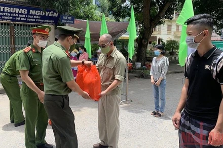 Hỗ trợ người dân bị ảnh hưởng của dịch Covid-19.