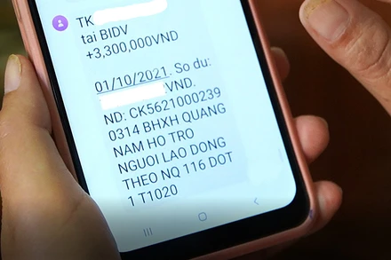 Lao động ở Quảng Nam nhận tiền hỗ trợ qua tài khoản ngân hàng (Ảnh: Thanh Dũng).