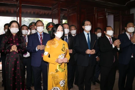 Đồng chí Trương Thị Mai, Ủy viên Bộ Chính trị, Bí thư T.Ư Đảng, Trưởng Ban Tổ chức T.Ư cùng các đại biểu dâng hương kỷ niệm 110 năm Ngày sinh đồng chí Lê Đức Thọ tại khu tưởng niệm ở xã Nam Vân, TP Nam Định.