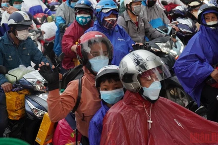 Dòng người đổ từ Đồng Nai về các tỉnh miền tây. (Ảnh: THIÊN VƯƠNG)