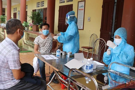 Tiêm vaccine ngừa Covid-19 cho người dân huyện Lâm Thao.