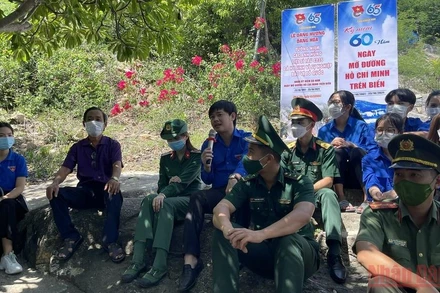 Thế hệ trẻ hôm nay nhắc lại truyền thống hào hùng đường Hồ Chí Minh trên biển. (Ảnh: HÒA NAM)