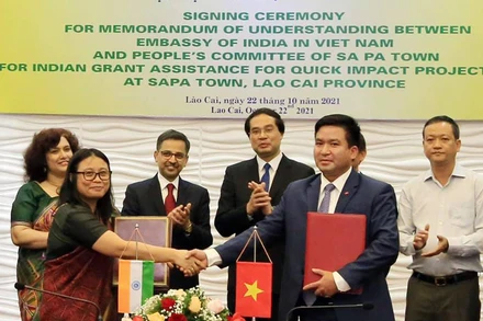 Lễ ký Biên bản ghi nhớ giữa Đại sứ quán Ấn Độ và chính quyền tỉnh về Dự án xây dựng phòng học cho Trường Mầm non Trung Chải, Sa Pa. (Ảnh: ĐSQ Ấn Độ cung cấp)