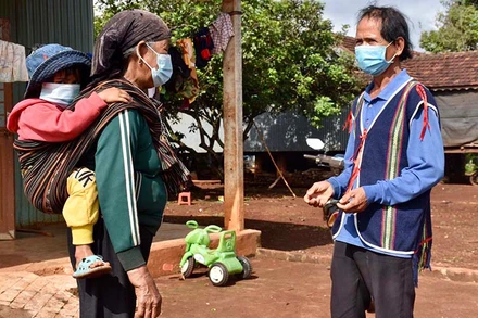 Ông Siu Bro, Trưởng thôn Bloi, huyện Chư Păh hướng dẫn người dân cách phòng dịch.