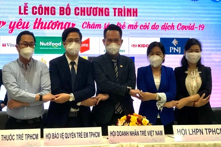 Ký kết thực hiện Chương trình “Vòng tay yêu thương”.