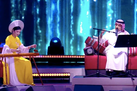 Đàn bầu Việt Nam hòa tấu cùng nhạc cụ truyền thống A-rập. (Ảnh: Nhà Việt Nam tại Dubai EXPO)