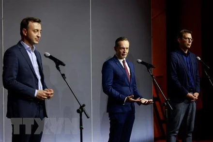 Từ trái sang: Tổng thư ký đảng CDU Paul Ziemiak, Tổng thư ký đảng FDP Volker Wissing và Tổng thư ký đảng CSU Markus Blume tại buổi họp báo sau cuộc đàm phán thành lập một chính phủ liên minh cầm quyền ở Đức. (Ảnh: AFP/TTXVN)