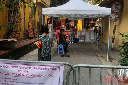 Phong tỏa một khu vực dân cư gần Bệnh viện Hữu nghị Việt Đức (Ảnh: NT)