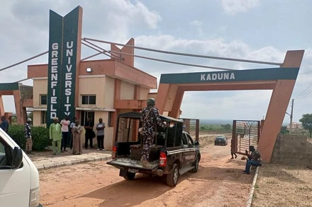 Lực lượng an ninh được điều đến Đại học Greenfield sau vụ các đối tượng vũ trang bắt cóc sinh viên ở Kaduna, Nigeria, ngày 21/4/2021. (Ảnh: Reuters)