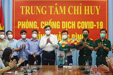 Lãnh đạo tỉnh Quảng Bình tặng hoa, tiễn đoàn công tác.