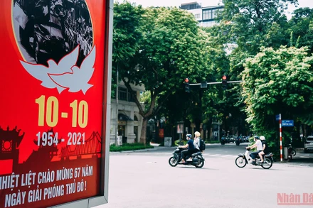 Pa nô, áp phích mừng Ngày Giải phóng Thủ đô tại các ngã tư.