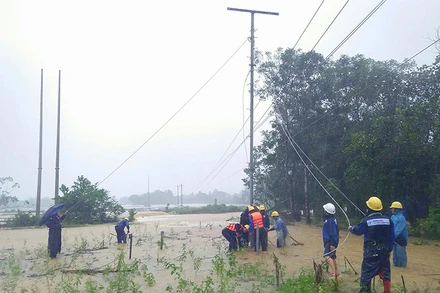 Công nhân Điện lực Thừa Thiên Huế khắc phục sự cố ngay khi gió vừa giảm.