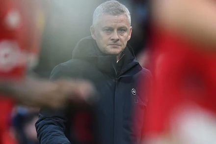Solskjaer mờ nhạt trong các thất bại ngày một nhiều của MU. (Ảnh: SkySports) 