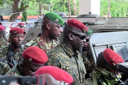 Ông Mamadi Doumbouya vừa tuyên thệ nhậm chức tổng thống lâm thời Guinea. (Ảnh: Reuters)