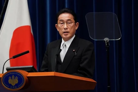 Tân Thủ tướng Kishida Fumio phát biểu trong cuộc họp báo ngày 4/10. (Ảnh: Reuters)