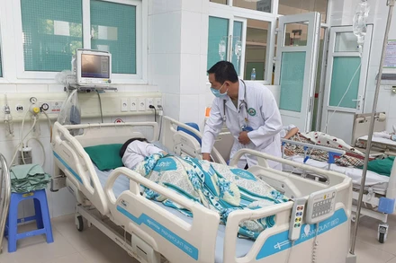 Học sinh của Trường THPT Hoành Bồ đang được điều trị tích cực tại Bệnh viện Đa khoa Hạ Long.