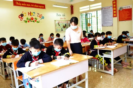 Học sinh lớp 7A, Trường phổ thông dân tộc bán trú THCS Phìn Ngan (Bát Xát - Lào Cai) trong giờ học môn Toán.