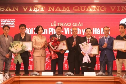Phó Chủ tịch UBND TP Hà Nội Lê Hồng Sơn thay mặt cho chính quyền, nhân dân Thủ đô nhận Giải thưởng “Việc làm - Vì tình yêu Hà Nội”.