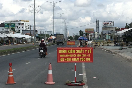 Tỉnh Bến Tre duy trì chốt kiểm soát tại cầu Rạch Miễu để phòng, chống dịch Covid-19.
