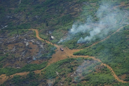 Khói bốc lên từ 1 đám cháy ở 1 khu vực rừng Amazon bị tàn phá tại bang Rondonia, Brazil ngày 28/9/2021. (Ảnh: Reuters)
