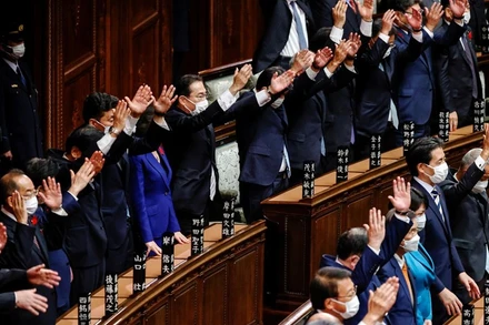 Thủ tướng Fumio cùng lãnh đạo đảng LDP và các thành viên Nội các Nhật Bản sau khi Hạ viện được giải tán. (Ảnh: Reuters)