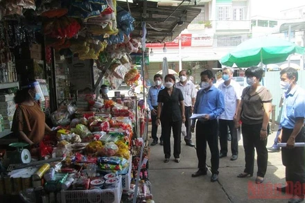 Kiểm tra hoạt động kinh doanh tại chợ truyền thống thị trấn Thạnh Hóa, huyện Thạnh Hóa, Long An. 