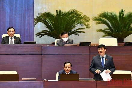 Bộ trưởng Y tế Nguyễn Thanh Long phát biểu giải trình, làm rõ một số vấn đề các đại biểu Quốc hội nêu trong phiên thảo luận trực tuyến chiều 27/10. (Ảnh: LINH NGUYÊN)