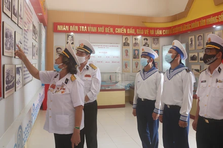 Các cán bộ, chiến sĩ Vùng 2 Hải quân thăm nhà trưng bày tại khu Khu di tích Bến tiếp nhận vũ khí Cồn Tàu, tỉnh Trà Vinh.