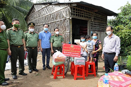 Đoàn công tác Công an TP Cần Thơ trao quà tặng gia đình các em Nguyễn Huỳnh Thế Vinh, Nguyễn Huỳnh Gia Bảo.