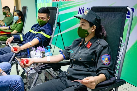 Các cán bộ, chiến sĩ Công an nhân dân hiến máu sau Lễ ra mắt Câu lạc bộ “Phản ứng nhanh hiến máu tình nguyện”. 