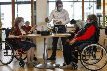 Pháp bắt đầu tiêm mũi thứ ba của vaccine ngừa Covid-19 cho người cao tuổi ở các nhà dưỡng lão từ ngày 13/9. (Ảnh: Le Parisien)